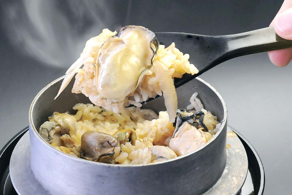 かきの土鍋飯 赤出汁付