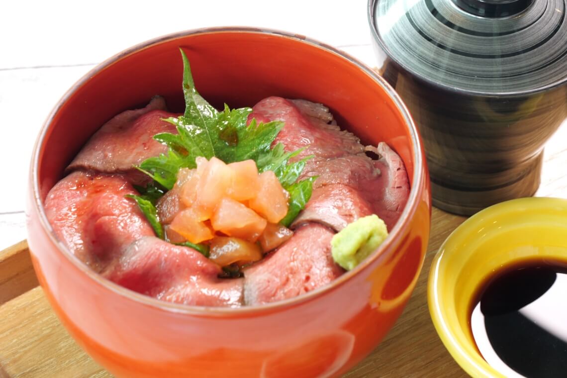 自家製峠下牛ローストビーフ丼(漬物・汁物付)